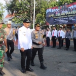 Bupati Ngawi, Ony Anwar Harsono bersama Kapolres Ngawi AKBP Argowiyono dan Dandim 0805 Ngawi, Letkol Arm Didik Kurniawan saat Apel Operasi Ketupat Semeru 2024 di halaman pendopo Wedya Graha Ngawi, Rabu (3/4/2024).