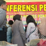 Wakapolres Ponorogo Kompol Indah Wahyuni didampingi Kasatreskrim AKP Maryoko saat gelar rilis pers terkait kasus prostitusi berkedok warkop.