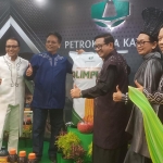 Direktur Utama Petrokimia Gresik, Dwi Satriyo Annurogo didampingi jajaran direksi saat meninjau stan peserta KIPG ke-37. Foto: SYUHUD/ BANGSAONLINE