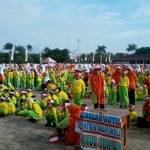 Peserta senam massal memenuhi Alun-alun Ponorogo. foto: BANGSAONLINE