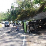 Kondisi bangkai truk fuso masih berada di pinggiran JLS.