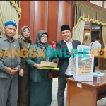 Ketua DPRD Gresik, Much Abdul Qodir, bersama para anggota saat menggalang donasi untuk Palestina. Foto: SYUHUD/BANGSAONLINE