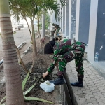 Para personel antar satker tampak sibuk membersihkan taman masing-masing.