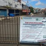 Poster penutupan operasional pusat perbelanjaan dan pasar tradisional.