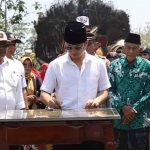 Bupati Trenggalek, Moch. Nur Arifin, saat meresmikan Jembatan Bhinneka Tunggal Ika.