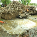 Petugas BPBD menunjukkan rumah milik Suwito yang ambruk akibat diterjang banjir.