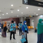 Suasana pemeriksaan para Jamaah di Bandara Juanda T2 dengan tetap menjaga jarak.