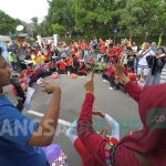 Antusias pengunjungrcaf free day saat ikut kelas bahasa isyarat. foto: RONY S/ BANGSAONLINE