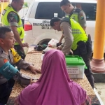 Petugas Dinkes disiagakan di kecamatan lengkap dengan mobil ambulans.