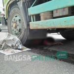 Korban yang terlindas truk gandeng di Japan Cemara Kota Blitar sebelum dievakusi petugas. foto: AKINA/ BANGSAONLINE