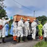 Pemakaman salah satu pasien Covid-19 di Kota Blitar. (foto: ist)