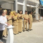 Director of HEC Academy, Herman Larante, bersama kepala sekolah SMK PGRI 2 Harun dan Chef Ternama sekaligus Middle Kopp dari Amsterdam, Belanda, Pipiet Fardiman saat melaunching Jurusan Kapal Pesiar. foto: ARIF K/ BANGSAONLINE