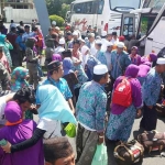 Rombongan jamaah haji Situbondo saat tiba dari tanah suci. foto: MURSIDI/ BANGSAONLINE