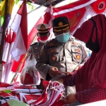 Polresta Banyuwangi borong bendera merah putih milik pedagang musiman. (foto: ist)