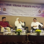 The Initiative Institute (TII) merilis survei dengan tema Jawa Timur sebagai Penentu Pilpres 2019. Dalam acara itu hadir Gubernur Jatim terpilih, Khofifah Indar Parawansa dan Politisi Partai Golkar, Mukhammad Misbakhun. Foto: DIDI ROSADI/BANGSAONLINE