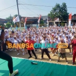 Pengurus DPC dan PIRA Gerindra Gresik saat senam bersama. Foto: SYUHUD/BANGSAONLINE