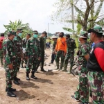 Pengecekan hasil pekerjaan oleh Tim Wasev Korem 081 Dhirotsaha Jaya/DSJ  di lokasi TMMD. foto: ist.