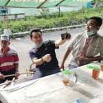 Gus Barra melonggarkan waktunya dengan menyapa warga yang ditemui, termasuk para pemilik warung kopi di pinggiran jalan maupun di pelosok desa dengan tetap menjalankan protokol kesehatan. (foto: ist)