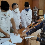 Wakil Ketua Komisi I Lutfi Mahmudiono, Ketua Komisi I Murdi Hantoro, dan anggota Masykur Lukman saat menerima berkas dari Notaris Eko Sunu Jatmiko, S.H. foto: MUJI HARJITA/ BANGSAONLINE