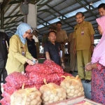 Petugas dari Satgas Pangan saat melakukan sidak di Pasar Pamenang Kecamatan Pare. foto: ARIF K/ BANGSAONLINE