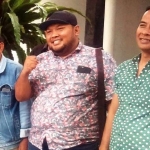 Amrullah, ketua koordinator FRP-APBD Amrullah (tengah) bersama rekan aktivis.