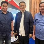 Bacabup Gresik Syahrul Munir (kiri) saat bertemu Ketua Bappilu DPP Demokrat Andi Arief didampingi Wakil Ketua DPC Demokrat Gresik Suberi. Foto: Ist.