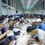 Suasana buka puasa bersama di Masjid Istiqlal. Di hari pertama puasa Ramadan, ribuan orang mendatangi masjid tersebut untuk berbuka puasa bersama. foto: detikcom