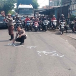 Petugas saat olah TKP kecelakaan di Sidoarjo.