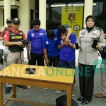 Pelaku curanmor saat digelandang di Polrestabes Surabaya.