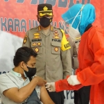 Kapolresta Sidoarjo Kombes Pol. Kusumo Wahyu Bintoro saat meninjau vaksinasi di Gerai Vaksin Presisi, Polresta Sidoarjo.