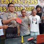 Pelaku saat diekspos di Mapolres Blitar. foto: AKINA/ BANGSAONLINE