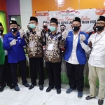 Pasangan Yesbro foto bersama petinggi partai pendukung seusai melakukan pendaftaran. foto: TRIWI YOGA/ BANGSAONLINE