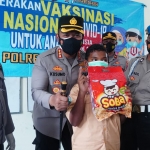 Kombes Pol. Kusumo Wahyu Bintoro juga membagikan snack kepada anak-anak yang divaksin.