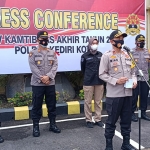 Kapolres Kediri Kota AKBP Miko Indrayana saat menggelar pers rilis, Selasa (29/12/2020). (foto: MUJI HARJITA/ BANGSAONLINE)