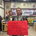 Toni Sugiantoro saat mendaftar di Polres Jombang (dok. Ist)