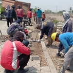 Tim URC Bima memperbaiki kerusakan JPD Gredek-Sumari Kecamatan Duduksampeyan. foto: Syuhud/ BANGSAONLINE.com