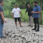 Tokoh pemuda dan Komisi III melihat kondisi jalan paving Desa Sumberkepuh semakin parah.