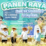 Pj Gubernur Jatim saat panen raya di Situbondo.