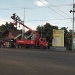 Pemasangan tiang TL di perempatan Gading Rejo. foto: SUPARDI/ BANGSAONLINE