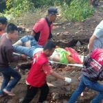 Evakuasi korban bus yang terjun ke sungai di Blitar.