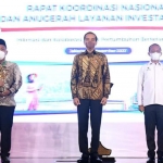 Keterangan foto dari kiri: Bupati Gresik, Fandi Akhmad Yani; Presiden RI, Joko Widodo; dan Menteri Investasi Indonesia, Bahlil Lahadalia, usai penyerahan penghargaan.
