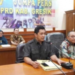 Wakil Ketua DPRD Gresik Nur Qolib saat memberikan keterangan pers.