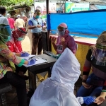 Suasana saat rapid test di Pasar Basah Trenggalek. (foto: HERMAN/ BANGSAONLINE)