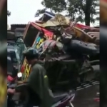 Truk bermuatan jeruk terguling di jalan raya Sitanggal-Larangan tepatnya di depan SMA Negeri larangan. Jum