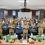 Pj Wali Kota Kediri saat foto bersama usai memberikan arahan kepada seluruh jajaran RSUD Gambiran. Foto: Ist