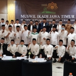 Suasana ketika foto bersama dengan Ketua PP Ikadi dan pengurus Ikadi Jatim 2021-2026 saat musyawarah wilayah. Foto: MUSTAIN/ BANGSAONLINE