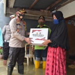 Kapolres Lamongan AKBP Miko Indrayana saat menyerahkan bantuan.