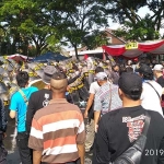 Simulasi pengamanan Pemilu yang digelar oleh personil Polres Malang Kota dan Brimob Polda Jatim, Kamis (11/4). foto: IWAN IRAWAN/ BANGSAONLINE