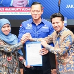 Khofifah Indar Parawansa dan Emil Elestianto Dardak saat menerima rekom dari Ketua Umum Demokrat, Agus Harimurti Yudhoyono, untuk maju di Pilgub Jatim 2024.