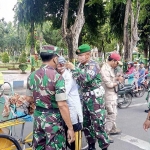 Bagi-bagi masker gratis hasil karya ibu-ibu Persit KCK Kodim 0827/Sumenep.